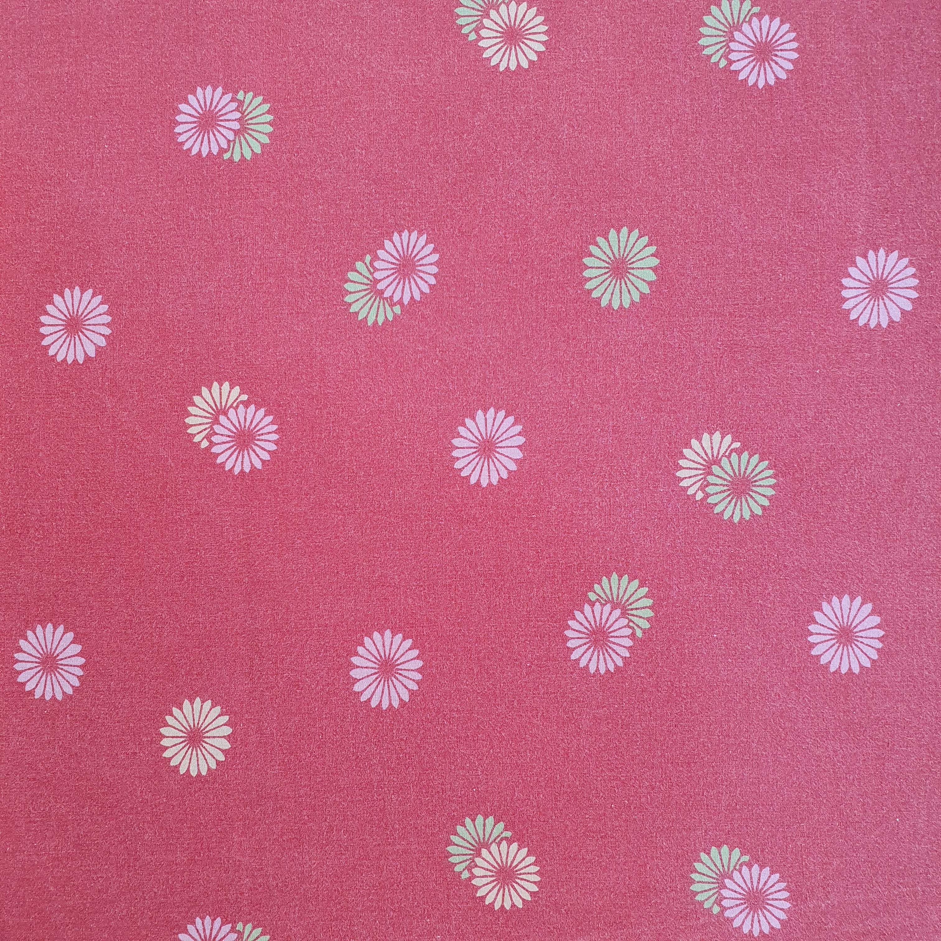 Fleurs sur tapis rouge